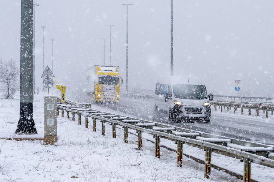 Zimski uvjeti na A1 između čvora Perušić i čvora Gospić