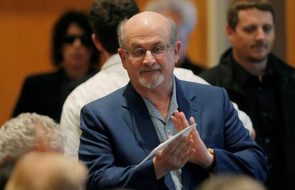 Pisca Salmana Rushdiea su skinuli s respiratora i govori