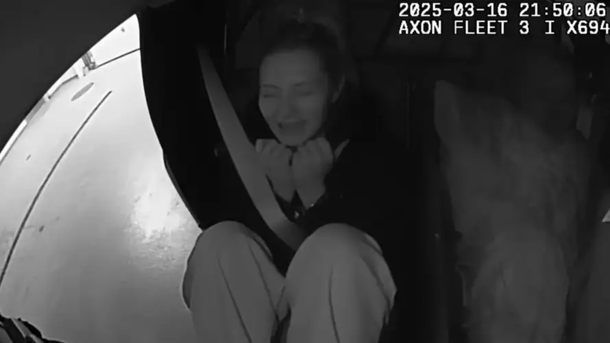 VIDEO Ovo je trenutak uhićenja udane učiteljice. Silovala svog učenika. Odveli je pred mužem!