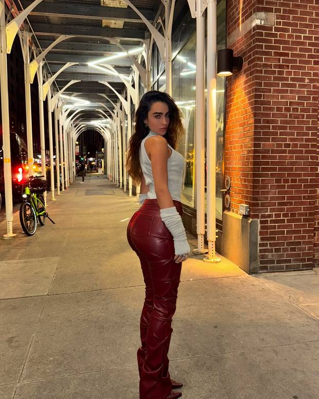 FOTO Fitness influencericu prati 23 milijuna ljudi, a zlobnici kažu da sve može zahvaliti stražnjici