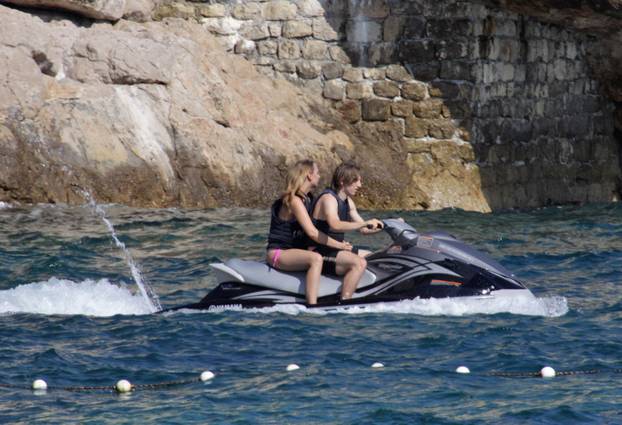 ARHIVA - Dubrovnik, 2009. Luka Modri? uživao s djevojkom Vanjom Bosni? na jet skiju