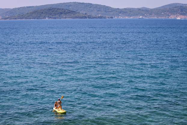Zadar: Velik brok kupača na zadarskim plažama