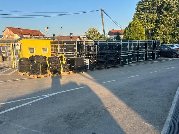 FOTO Evo kako teku pripreme za koncert Thompsona u Zaprešiću: Stigla oprema, slažu pozornicu
