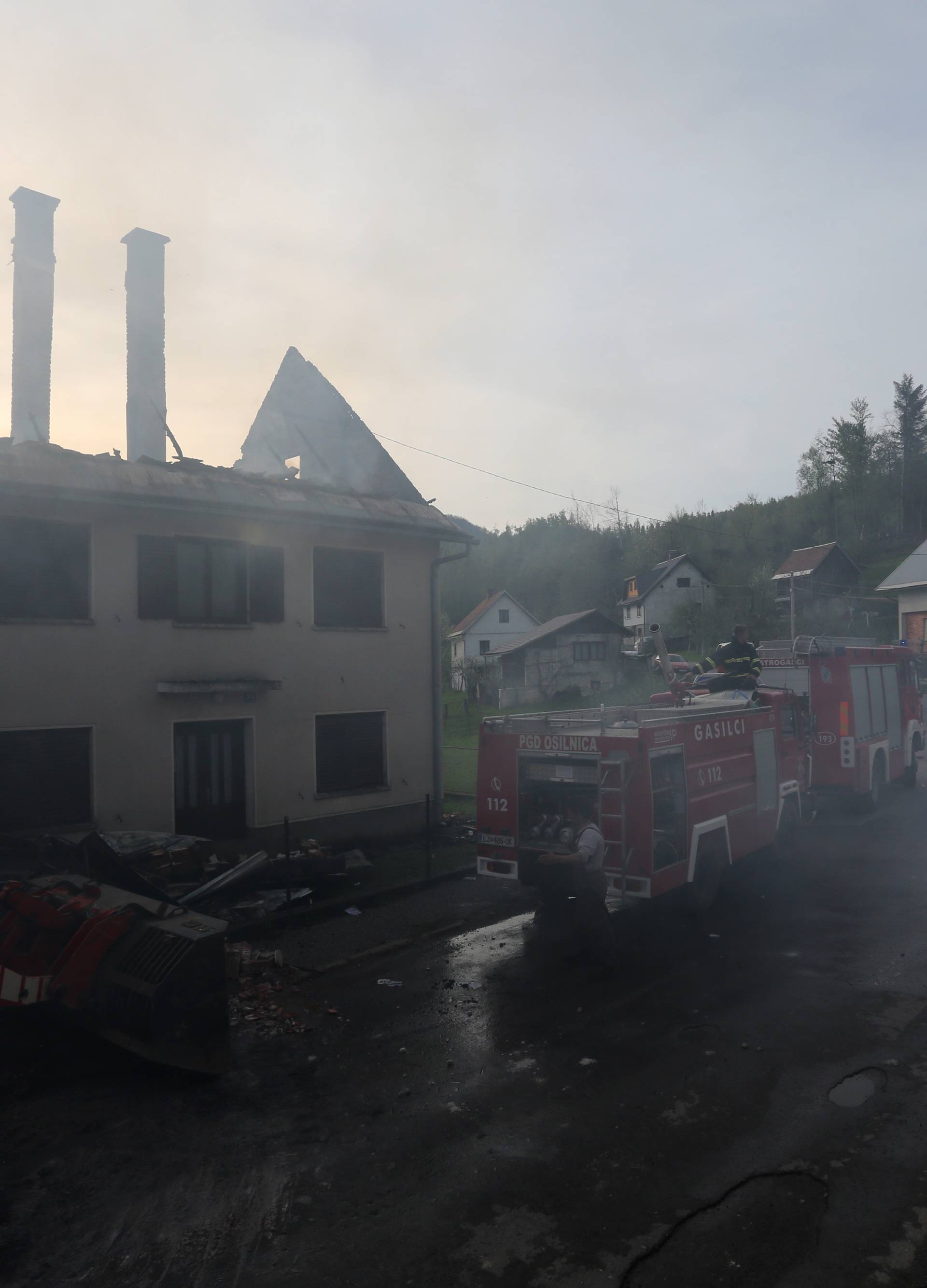 Proširila se iz sjenika: Vatra je progutala tri kuće kraj Čabra