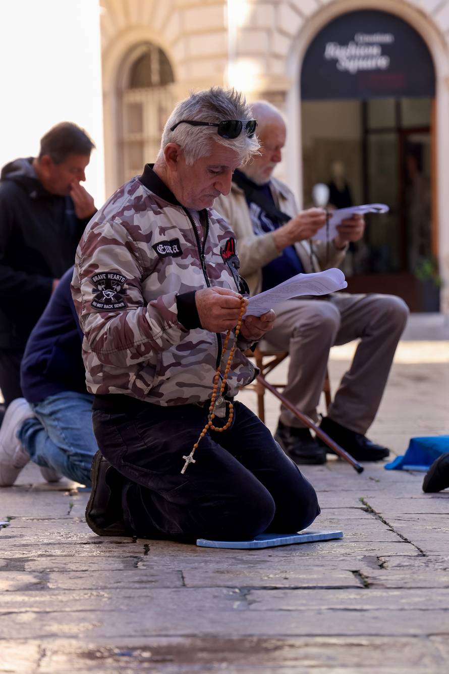 Zadar: Molitelji ispred katedrale Sv. Stošije