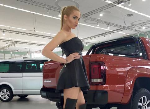 Skrenula pažnju s automobila: Sado-mazo Tina mami uzdahe