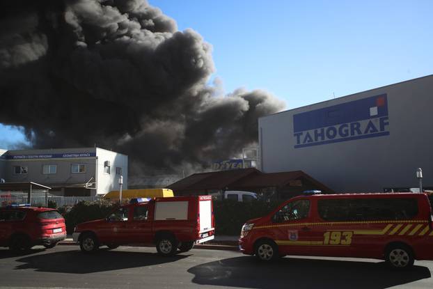 Sveta Nedelja: Požar u skladištu guma, hitne službe su na terenu
