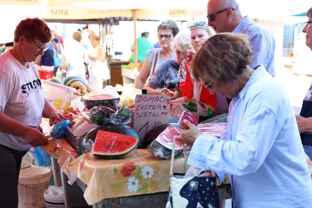 Šibenik: Ponuda vo?a i povr?a na gradskoj tržnici 