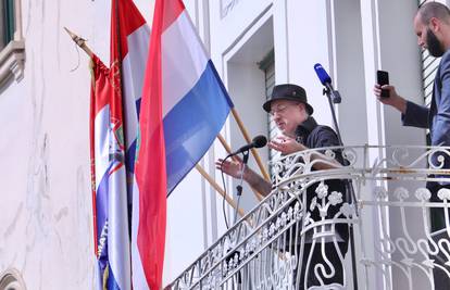 VIDEO Vuco pjevao na balkonu, kaže  da bi ukinuo prirez u Splitu