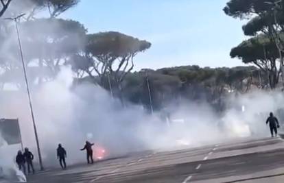 VIDEO Sukob ultrasa u Italiji uoči rimskog derbija. Policija je potjerala oko 300 navijača