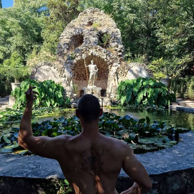 FOTO Goli slikar Pietro Boban umjetnost stvara i kada je on sam akter ispred objektiva...