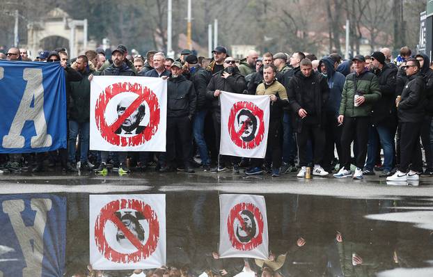 Zagreb: Bad Blue Boysi ispred stadiona za vrijeme skupštine