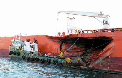 Singapur: Iscurilo  2,500 t nafte iz oštećenog tankera
