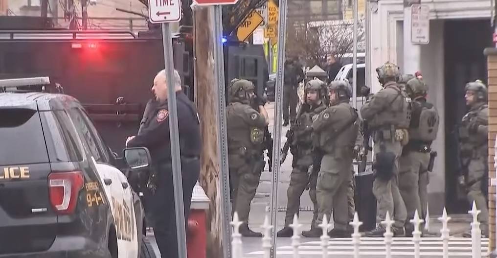 Ubijen je policajac, tri civila i dva napadača u New Jerseyu