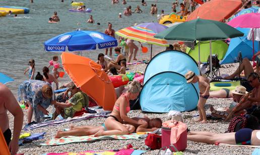 Ljeto u punom sjaju: Velika plaža u Baškoj puna je kupača