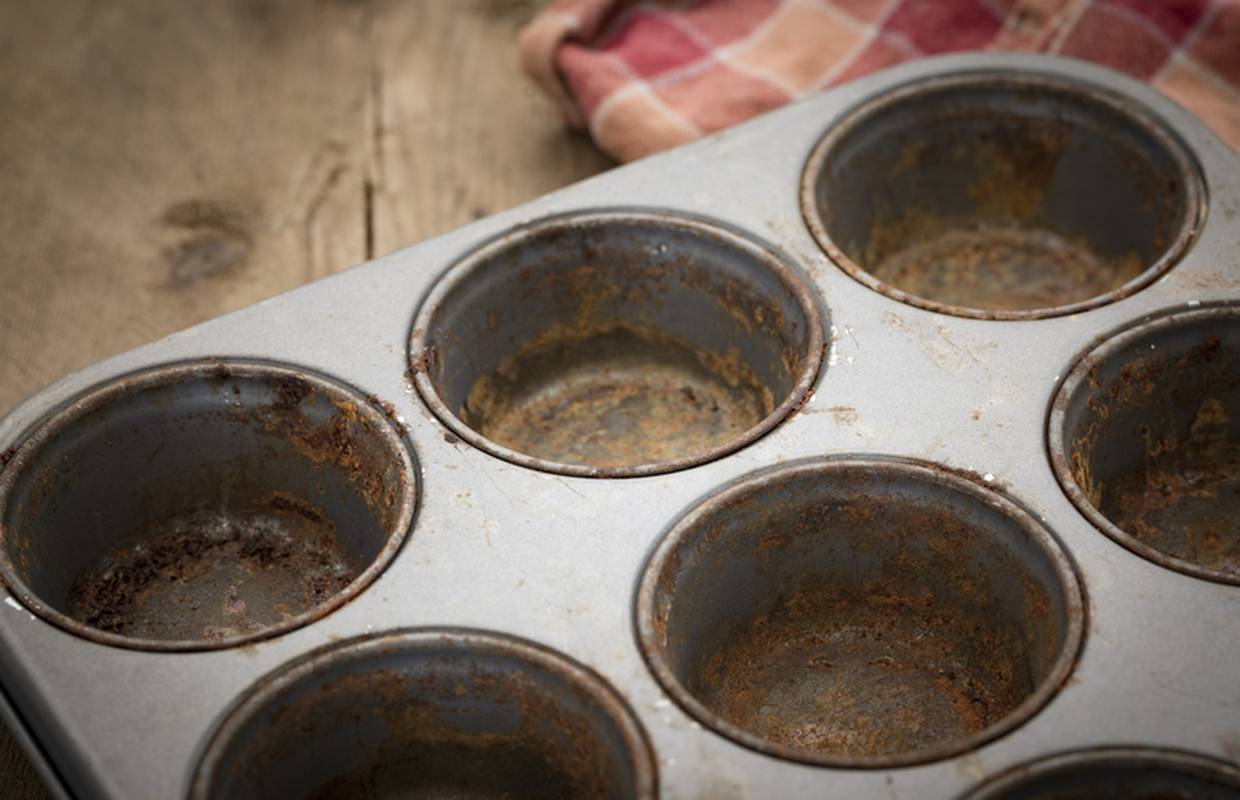 Očistite prljavi kalup za muffine na jednostavan način - u pećnici
