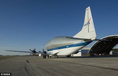 Izgleda kao kit na nebu: NASA-in avion guta sve pred sobom
