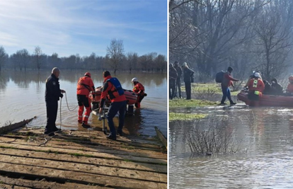 FOTO Policija iz nabujale Save spasila 20 migranata: Ostali zatočeni, nisu mogli do njih