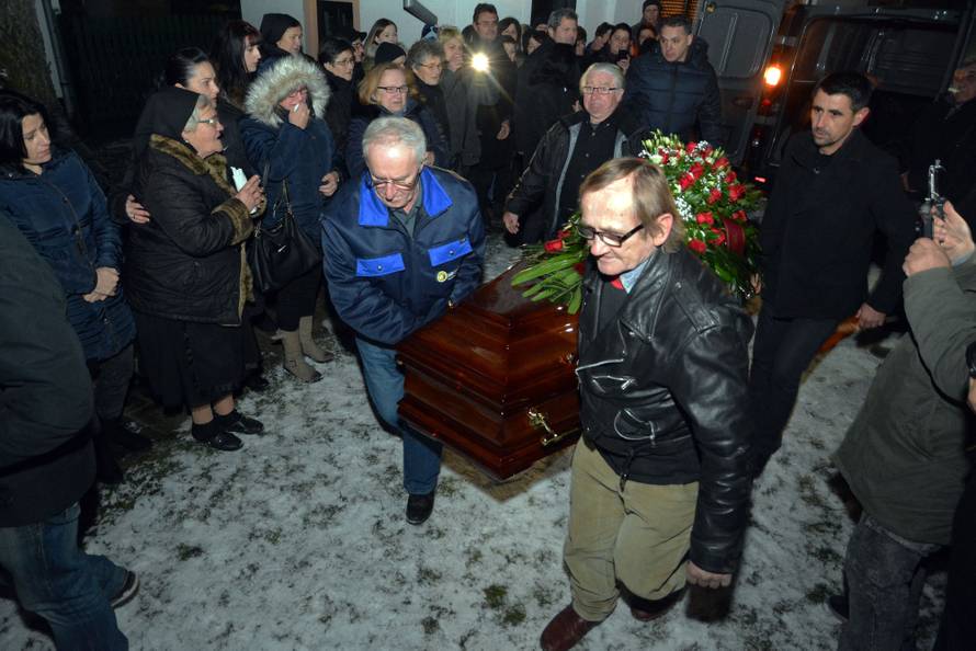 Donja Mahala: Rodbina, prijatelji i brojni mjeÅ¡tani doÄekali lijes Ive GregureviÄa