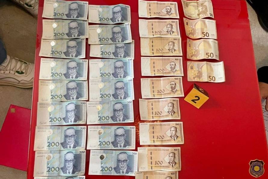 Velika akcija u Mostaru: Policija uhitila dvoje kamatara. U kući im pronašli automatsku pušku