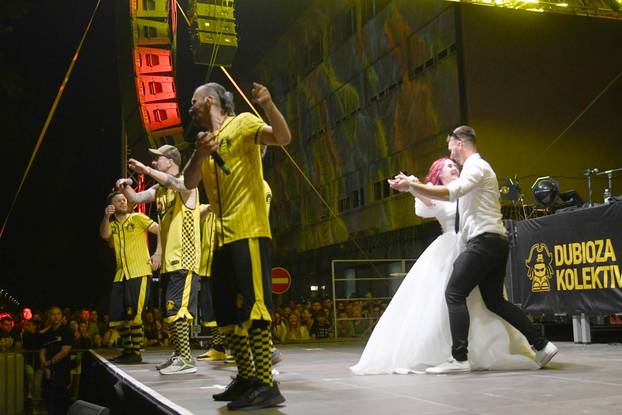 Bjelovar: Mladenci sa svadbe došli na koncert Dubioze i zaplesali s njima na pozornici