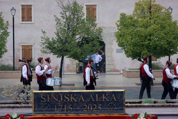 Sinj: Zbog jakog pljuska odgođena 310. Sinjska alka