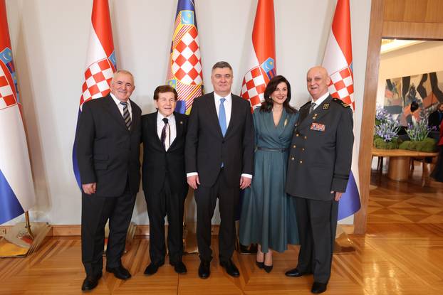 POOL: Predsjednik Milanovi? pozirao je s obitelji i prijateljima nakon inauguracije