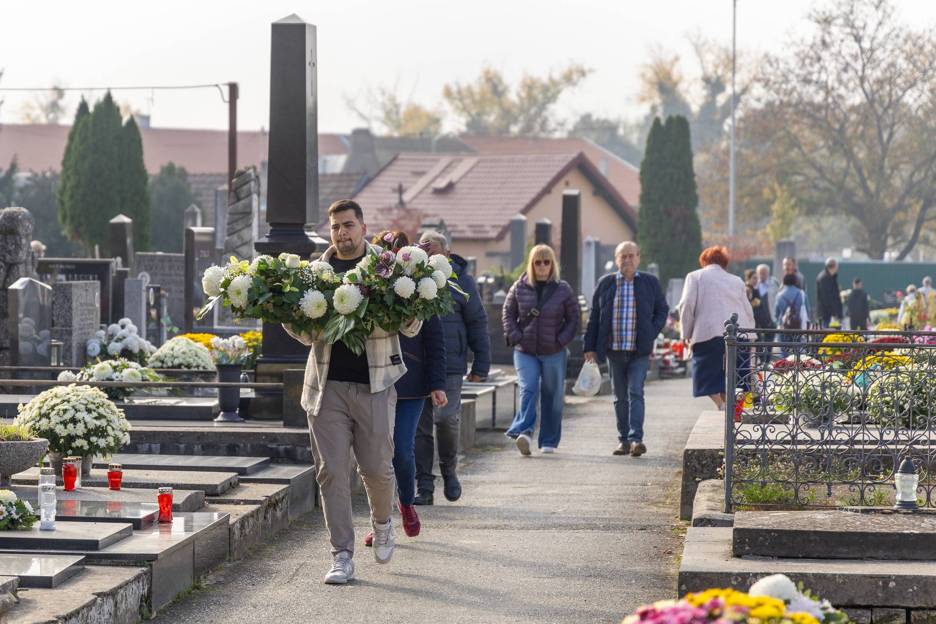 Gužve na osječkim grobljima povodom obilježavanja Svih svetih