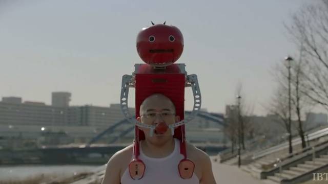 Tko bi to uopće htio? Robot nosilica hrani ljude rajčicama...