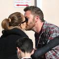 Ben Affleck ne može odoljeti strastvenoj Jennifer Lopez, pao je poljubac i pred sinom Maxom