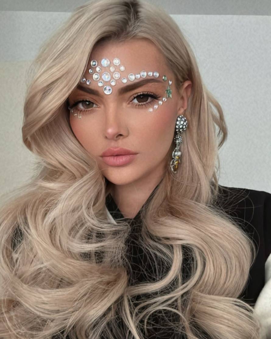 Nova ljubav? Ella Dvornik opet objavila fotku s misterioznim muškarcem, držali su se za ruke