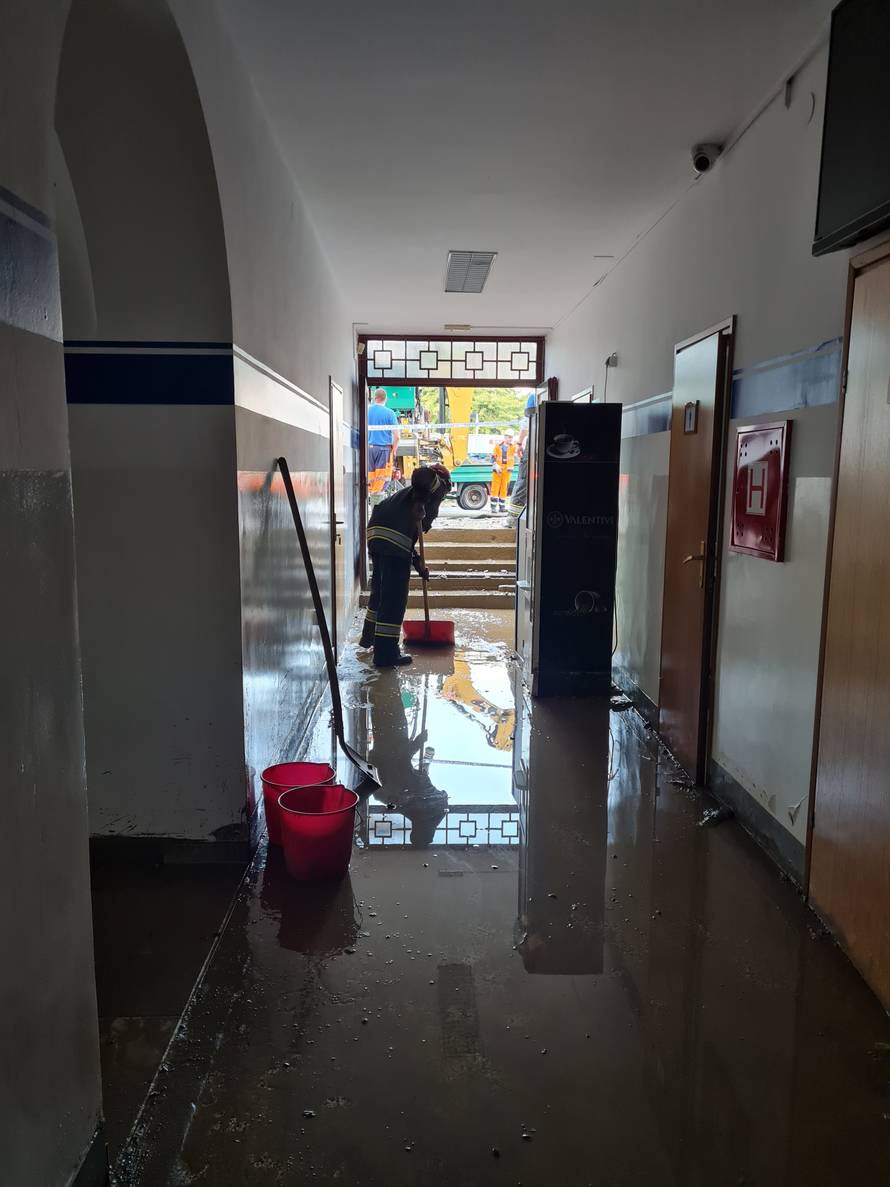 Ponovno pukla cijev na Selskoj: Vatrogasci od jutra ispumpavali vodu iz poplavljenih objekata