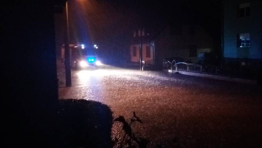 Poplava u Delnicama: 'Već je pola metra vode u podrumima'