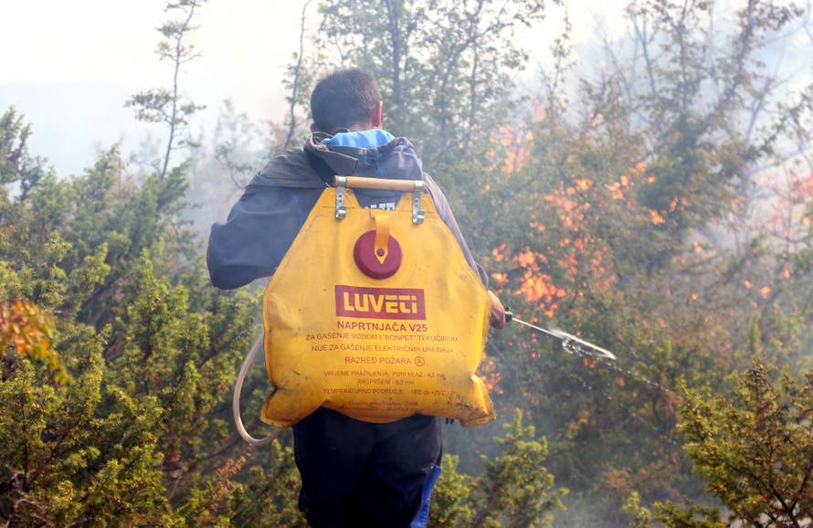 Evakuirali stanovnike sela kod Drniša: 'Ovo je velika nesreća'