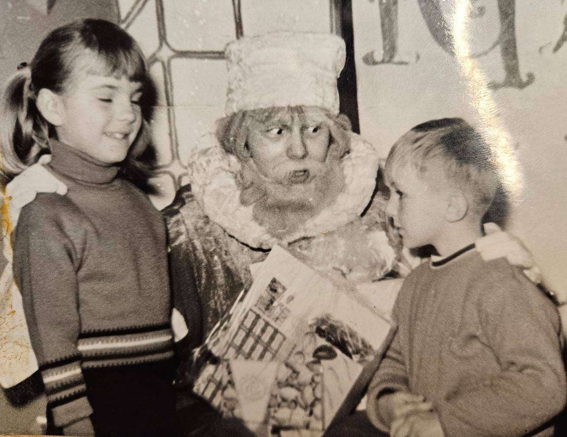 Kako je izgledao Djed Mraz: Pedesetih je nosio jabuke, a kasnije se već našla i igračka
