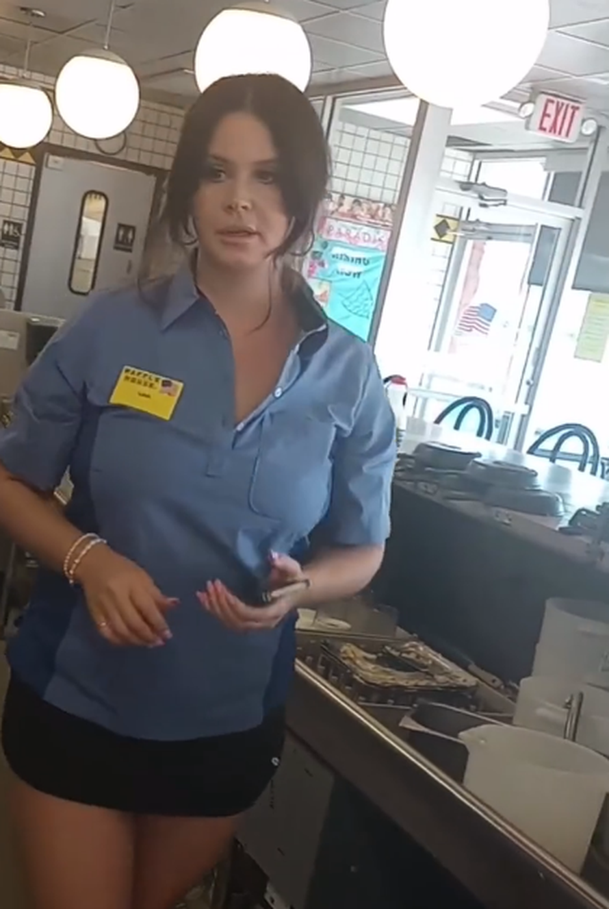 Lana Del Rey radila u restoranu i zbunila je svoje obožavatelje: 'Bilo je pomalo nadrealno...'