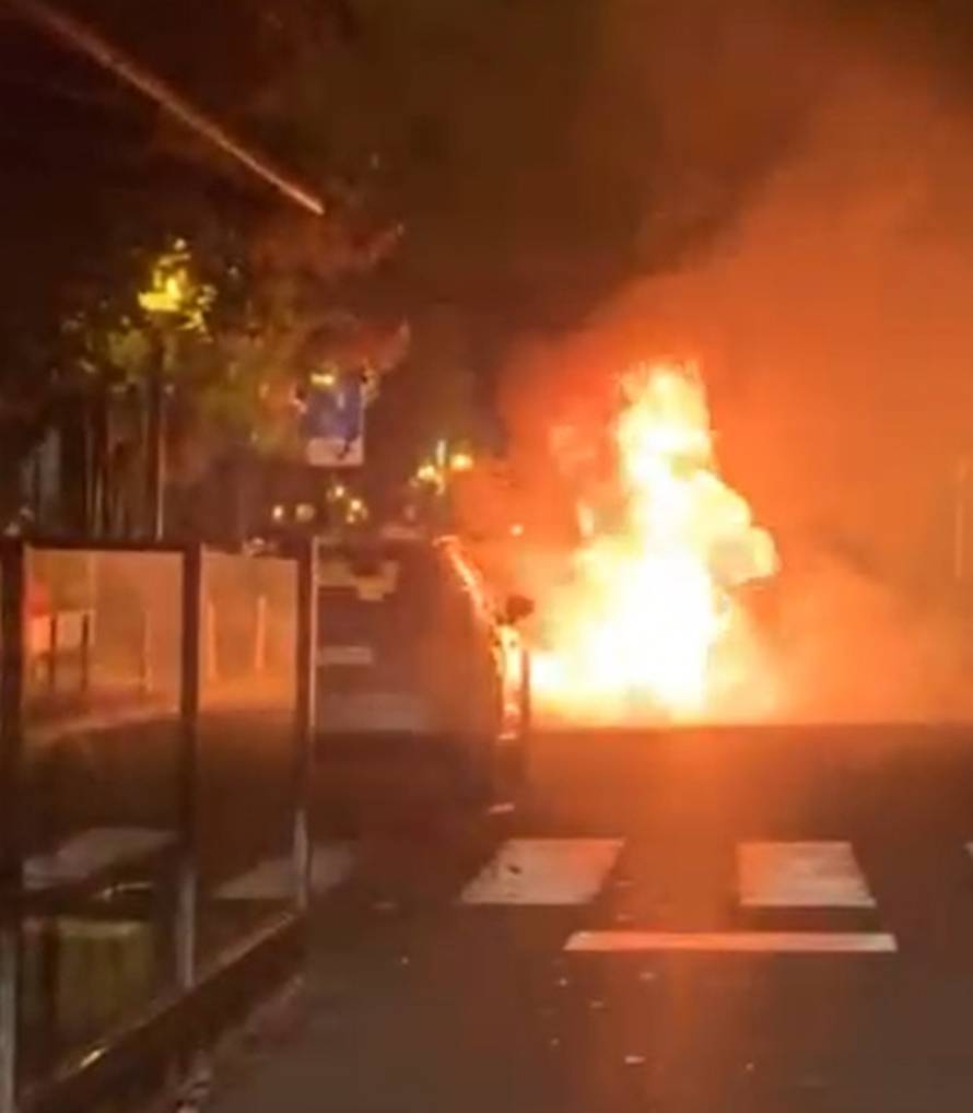 VIDEO U Tkalčićevoj gorio BMW, na Perjavici požar krovišta kuće