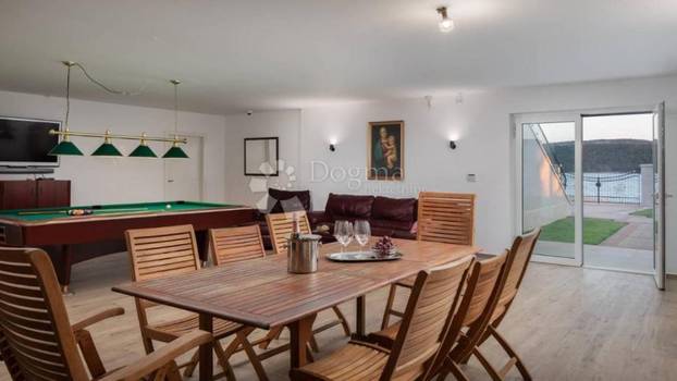 FOTO Ova luksuzna vila kod Šibenika ima čak dva bazena, a prodaje se za 5 milijuna eura