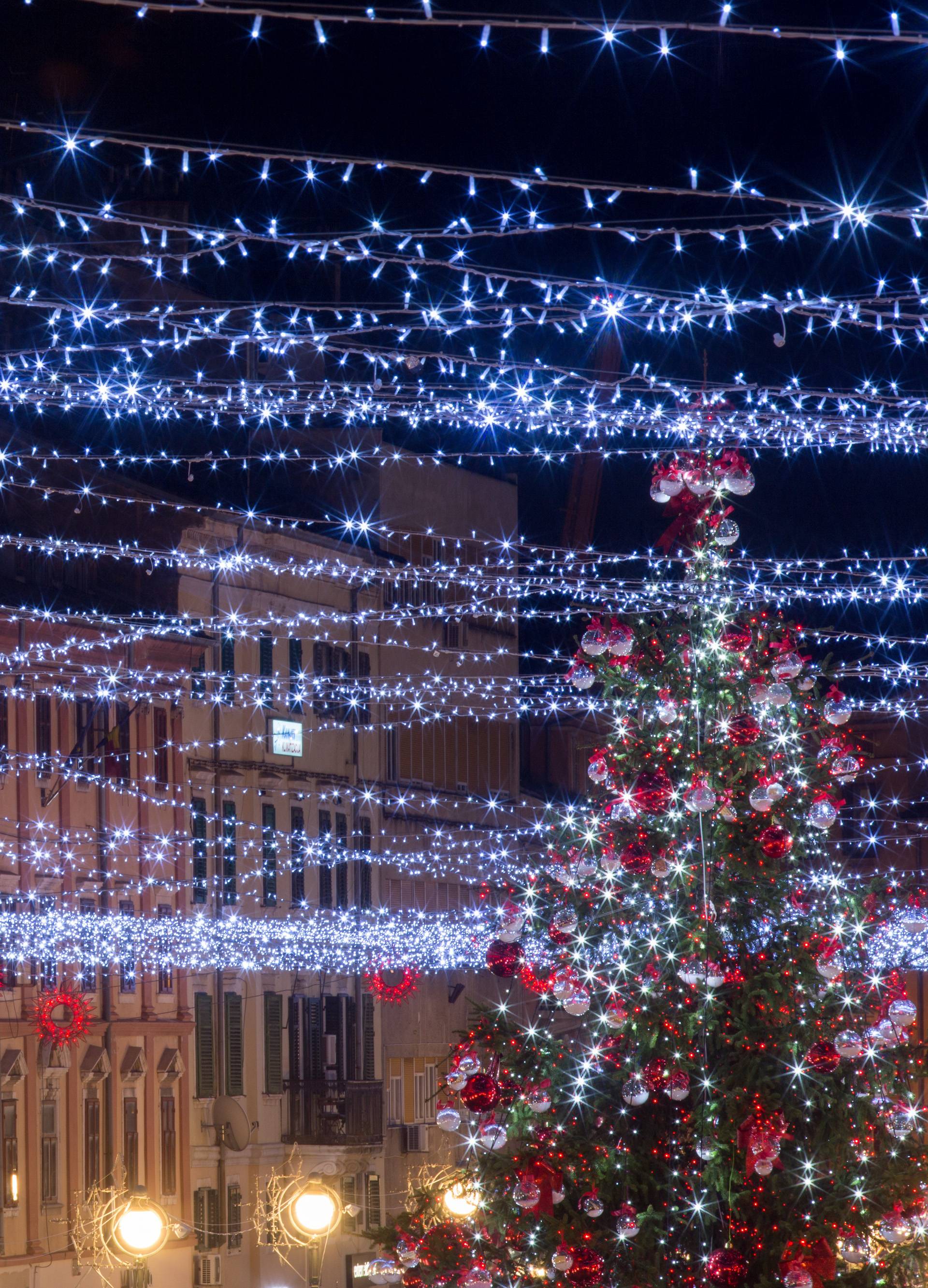 Šarene lampice, ukusna hrana: Naši gradovi u božićnom sjaju