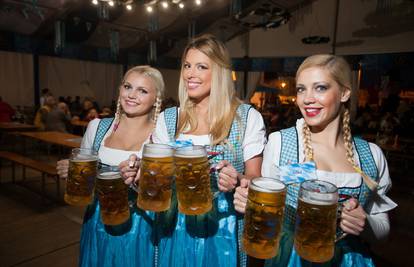 Duh Oktoberfesta u Löwenbräu šatoru na Bundekfestu 