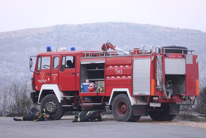 FOTO Odmorite, heroji! Zaslužili ste! Vatrogasci zaspali na cesti nakon što su obranili kuće...