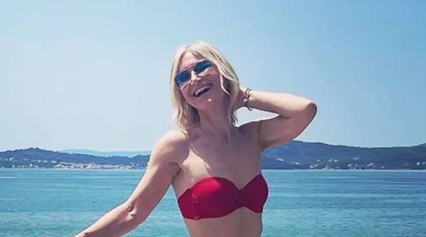 FOTO Koja linija! Uršula Tolj se brčkala u bazenu pa pokazala besprijekornu figuru u bikiniju