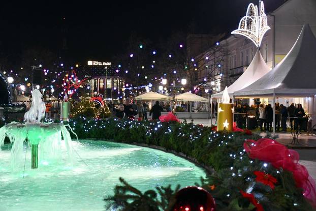 FOTO Čarolija Adventa: Diljem Hrvatske zablistali su gradovi, pogledajte prekrasnu atmosferu