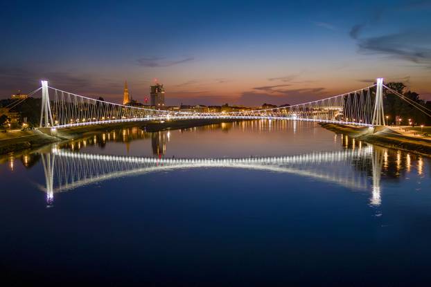 Pogled iz zraka na Osječki most koji svijetli novom dekorativnom rasvjetom 