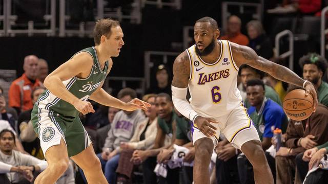 NBA: Los Angeles Lakers at Detroit Pistons