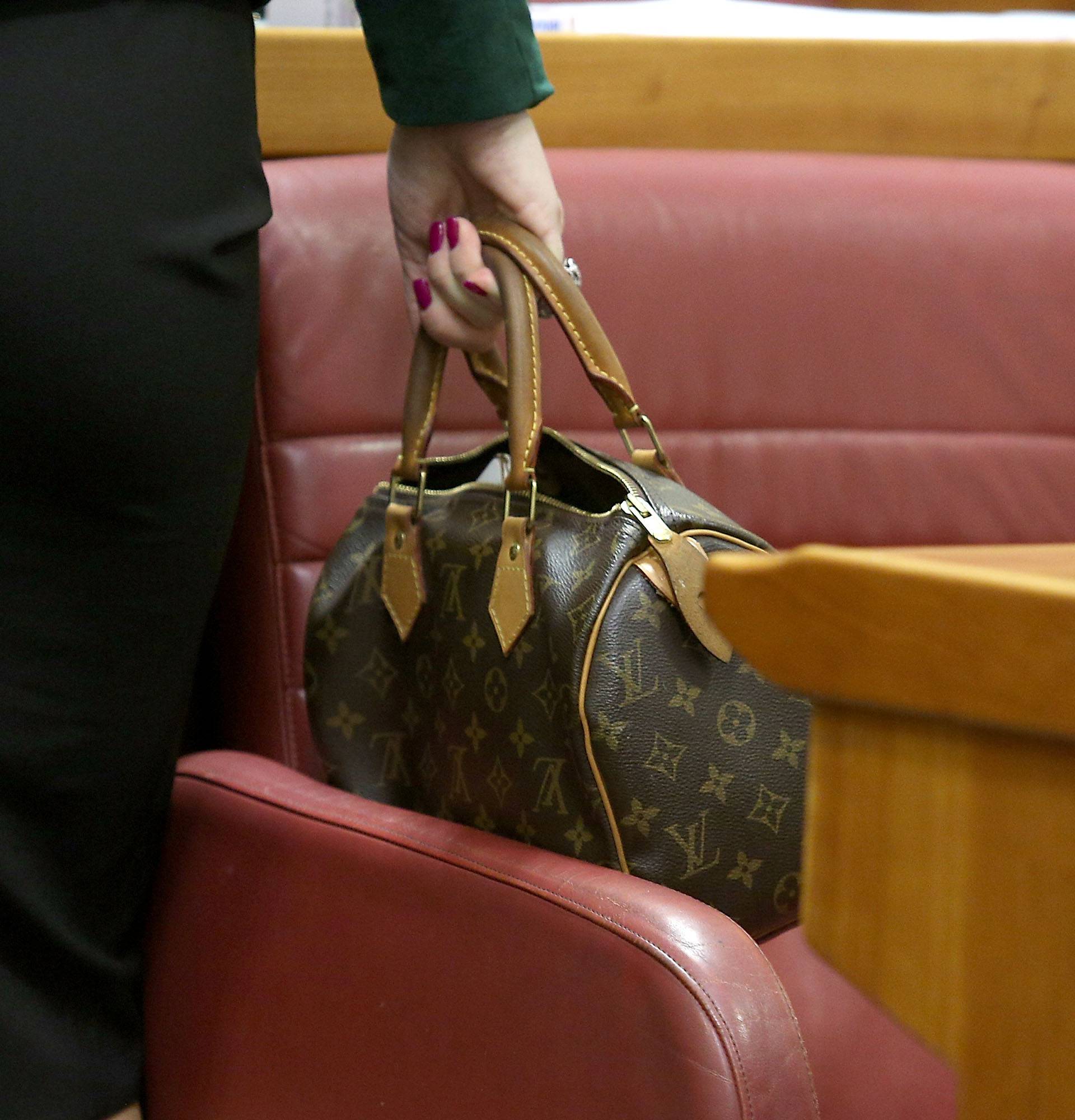Mađerić u Saboru prošetala svoju Louis Vuitton torbicu