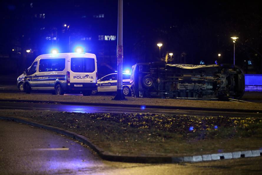 Policijski kombi prevrnuo se na bok: Dvoje ozlijeđenih u Audiju