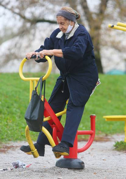 Karlovac: Umirovljenica dan započela vježbanjem na spravama na otvorenom