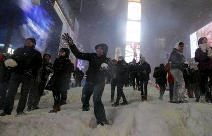 Times Square postao idealno igralište za masovno grudanje