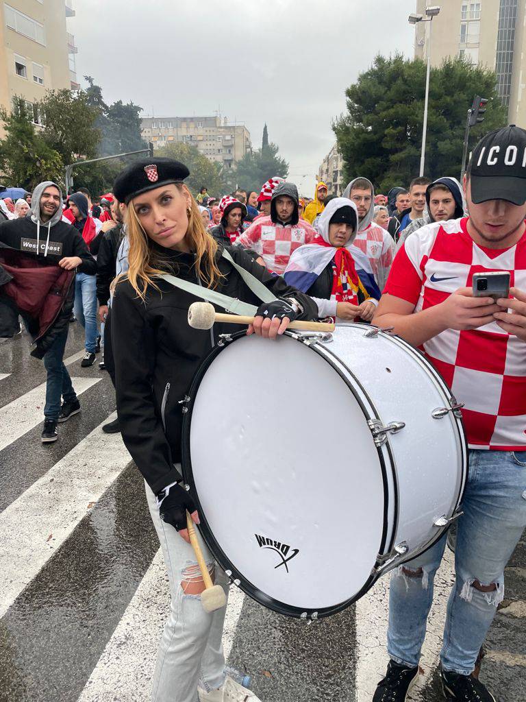 Kockasta ludnica zahvatila Split, korteo i ovacije Raketi i Miši...